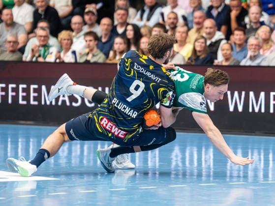 Ole Pregler Frisch Auf Goeppingen, 23 in duel with Steven Plucnar Jacobsen Rhein Neckar Loewen, 09 , Frisch Auf Goeppingen vs Rhein Neckar Loewen, Handball, 1 Bundesliga, Men, Season 2025 2026, 23 04 2026, Frisch Auf Goeppingen vs Rhein Neckar Loewen, Handball, 1 Bundesliga, Men, Season 2025 2026, 23 04 2026 Goeppingen Copyright: xEibner-Pressefoto MichaelxSchmidx EP_MST
