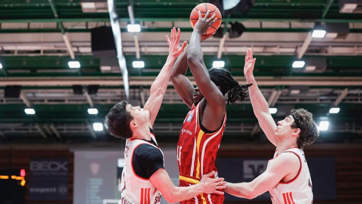 In the picture Vladimir Lucic FC Bayern Muenchen Basketball, 11 , left in the picture and Justinian Jessup FC Bayern Muenchen Basketball, 10 , right against Charles Thompson Wuerzburg Baskets, 32 23 04 2026, Basketball, Fitness First Wuerzburg Baskets vs FC Bayern Muenchen Basketball, easyCredit BBL, 26 Matchday, Germany, 97072, tectake Arena Wuerzburg, Copyright: HMBxMedia xJulienxBecker