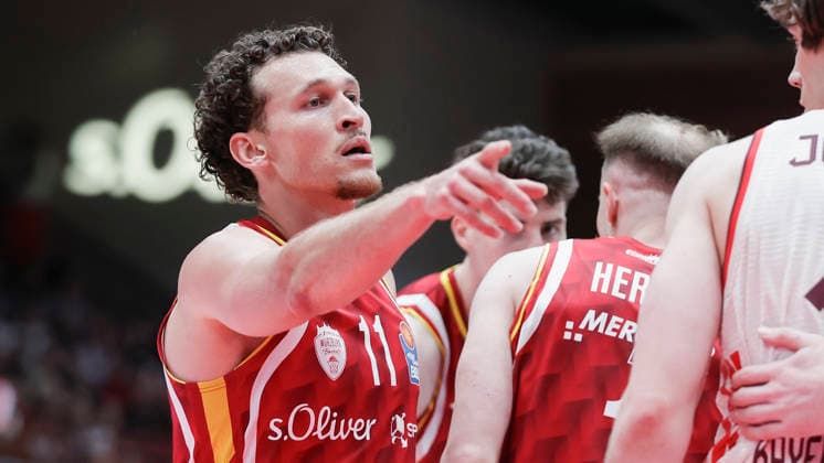 In the picture Brae Ivey Wuerzburg Baskets, 11 with instructions 23 04 2026, Basketball, Fitness First Wuerzburg Baskets vs FC Bayern Muenchen Basketball, easyCredit BBL, 26 Matchday, Germany, 97072, tectake Arena Wuerzburg, Copyright: HMBxMedia xJulienxBecker