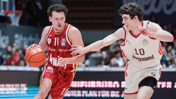 In the picture from left Brae Ivey Wuerzburg Baskets, 11 on the ball against Justinian Jessup FC Bayern Muenchen Basketball, 10 23 04 2026, Basketball, Fitness First Wuerzburg Baskets vs FC Bayern Muenchen Basketball, easyCredit BBL, Matchday 26, Germany, 97072, tectake Arena Wuerzburg, Copyright: HMBxMedia xJulienxBecker