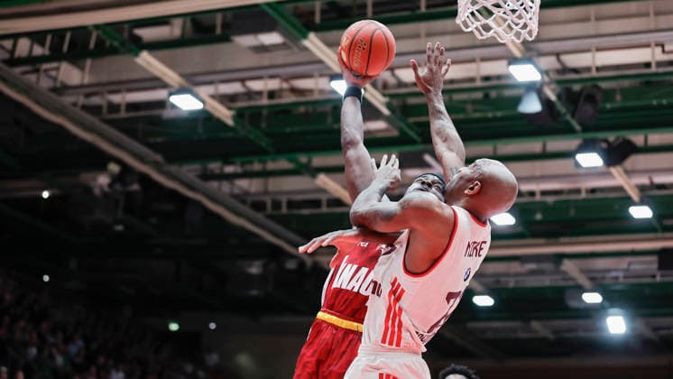 In the picture from left Charles Thompson Wuerzburg Baskets, 32 with the dunk against Mike Isiaha FC Bayern Muenchen Basketball, 22 23 04 2026, Basketball, Fitness First Wuerzburg Baskets vs FC Bayern Muenchen Basketball, easyCredit BBL, 26 Matchday, Germany, 97072, tectake Arena Wuerzburg, Copyright: HMBxMedia xJulienxBecker