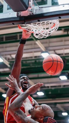 In the picture from left Charles Thompson Wuerzburg Baskets, 32 with the dunk against Mike Isiaha FC Bayern Muenchen Basketball, 22 23 04 2026, Basketball, Fitness First Wuerzburg Baskets vs FC Bayern Muenchen Basketball, easyCredit BBL, 26 Matchday, Germany, 97072, tectake Arena Wuerzburg, Copyright: HMBxMedia xJulienxBecker