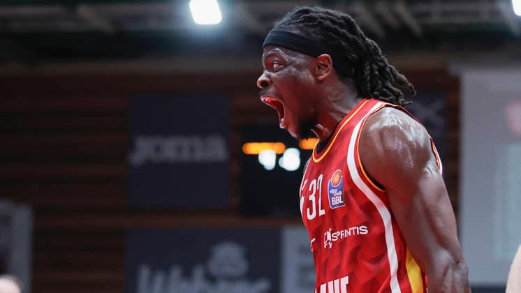In the picture cheering after a dunk by Charles Thompson Wuerzburg Baskets, 32 23 04 2026, Basketball, Fitness First Wuerzburg Baskets vs FC Bayern Muenchen Basketball, easyCredit BBL, 26 Matchday, Germany, 97072, tectake Arena Wuerzburg, Copyright: HMBxMedia xJulienxBecker