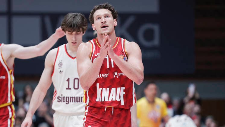 In the picture Brae Ivey Wuerzburg Baskets, 11 with the applause 23 04 2026, Basketball, Fitness First Wuerzburg Baskets vs FC Bayern Muenchen Basketball, easyCredit BBL, 26 Matchday, Germany, 97072, tectake Arena Wuerzburg, Copyright: HMBxMedia xJulienxBecker