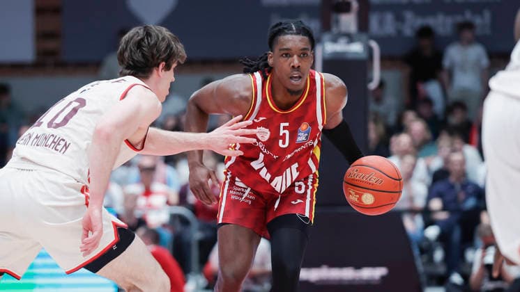 In the picture from left Justinian Jessup FC Bayern Muenchen Basketball, 10 against Marcus Carr Wuerzburg Baskets, 5 on the ball 23 04 2026, Basketball, Fitness First Wuerzburg Baskets vs FC Bayern Muenchen Basketball, easyCredit BBL, 26 Matchday, Germany, 97072, tectake Arena Wuerzburg, Copyright: HMBxMedia xJulienxBecker