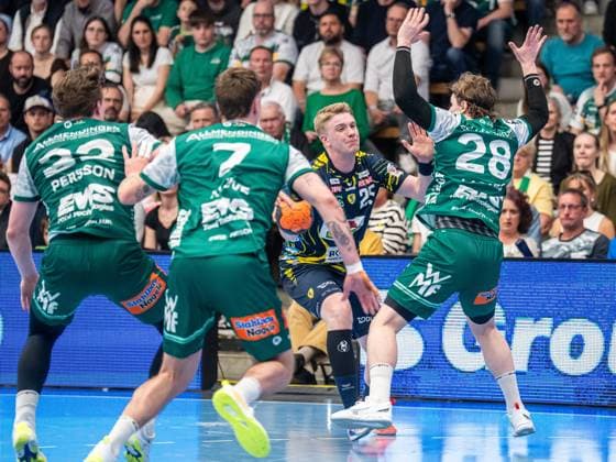 Haukur Thrastarson Rhein Neckar Loewen, 25 attempts a forearm throw past Franko Lastro Frisch Auf Goeppingen, 28 , Frisch Auf Goeppingen vs Rhein Neckar Loewen, Handball, 1 Bundesliga, Men, Season 2025 2026, 23 04 2026, Frisch Auf Goeppingen vs Rhein Neckar Loewen, Handball, 1 Bundesliga, Men, Season 2025 2026, 23 04 2026 Goeppingen Copyright: xEibner-Pressefoto MichaelxSchmidx EP_MST