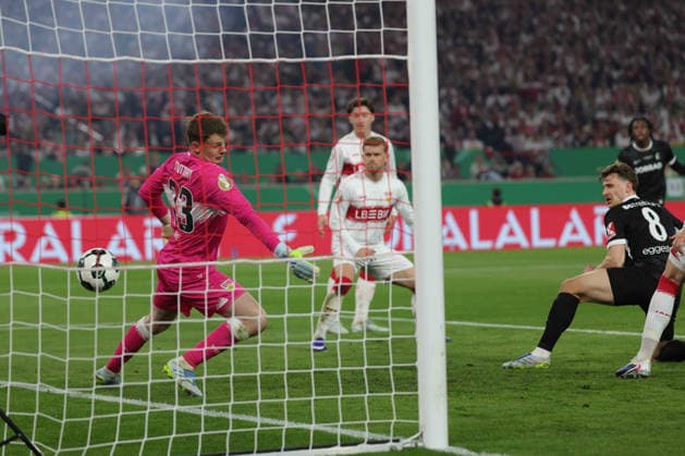 Stuttgart, Fußball DFB Pokal Halbfinale VfB Stuttgart vs. SC Freiburg , Alexander Nübel (VfB) Maximilian Eggestein (Freiburg), Tor zum 1:0 *** Stuttgart, Football DFB Cup semi-final VfB Stuttgart vs SC Freiburg , Alexander Nübel VfB Maximilian Eggestein Freiburg , Goal 1 0