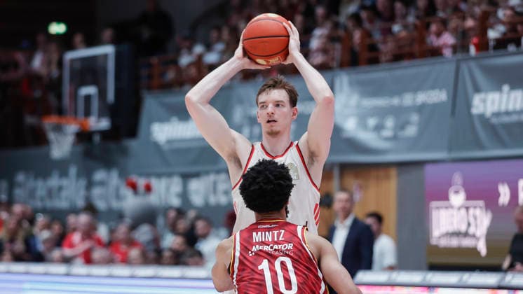 In the picture from left Davion Mintz Wuerzburg Baskets, 10 against Justus Hollatz FC Bayern Muenchen Basketball, 21 on the ball 23 04 2026, Basketball, Fitness First Wuerzburg Baskets vs FC Bayern Muenchen Basketball, easyCredit BBL, 26 Matchday, Germany, 97072, tectake Arena Wuerzburg, Copyright: HMBxMedia xJulienxBecker