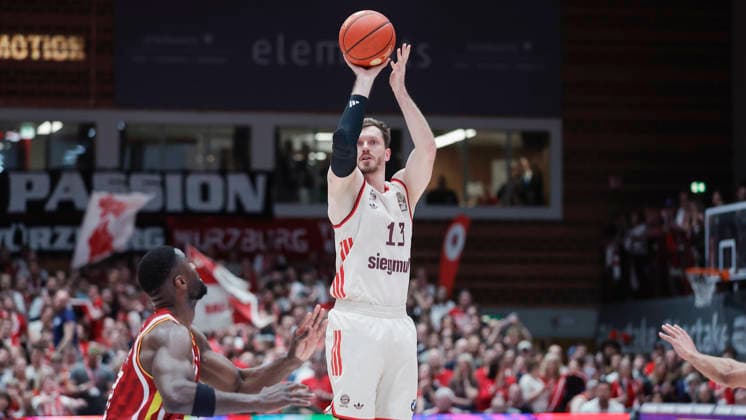 In the picture from left Eddy Edigin Wuerzburg Baskets, 27 against the three-pointer of Andreas Obst FC Bayern Muenchen Basketball, 13 23 04 2026, Basketball, Fitness First Wuerzburg Baskets vs FC Bayern Muenchen Basketball, easyCredit BBL, 26 Matchday, Germany, 97072, tectake Arena Wuerzburg, Copyright: HMBxMedia xJulienxBecker