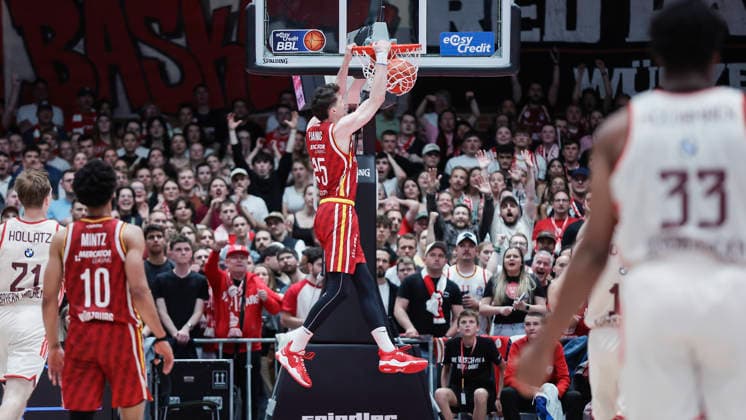 In the picture Alen Pjanic Wuerzburg Baskets, 35 with the dunk 23 04 2026, Basketball, Fitness First Wuerzburg Baskets vs FC Bayern Muenchen Basketball, easyCredit BBL, 26 Matchday, Germany, 97072, tectake Arena Wuerzburg, Copyright: HMBxMedia xJulienxBecker
