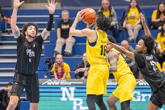 ENBL Final Four 2025 2026 Manchester Basketball vs Dziki Warszawa Final Weissenfels, Germany April 23, 2026 In the picture from left Donovan Mitchell Manchester , Tahlik Chavez Warsaw and Jordan Johnson Manchester Weissenfels Stadthalle Weissenfels Sachsen Anhalt Germany