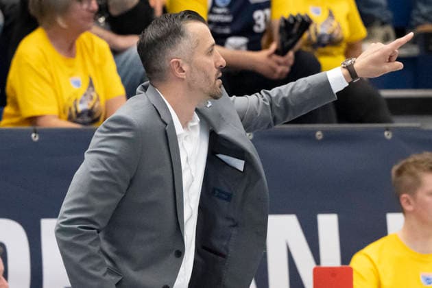 ENBL Final Four 2025 2026 Manchester Basketball vs Dziki Warszawa Final Weissenfels, Germany April 23, 2026 In the picture coach Matthew Otten Manchester gestures, gestures, gestures, Weissenfels Stadthalle Weissenfels Sachsen Anhalt Germany
