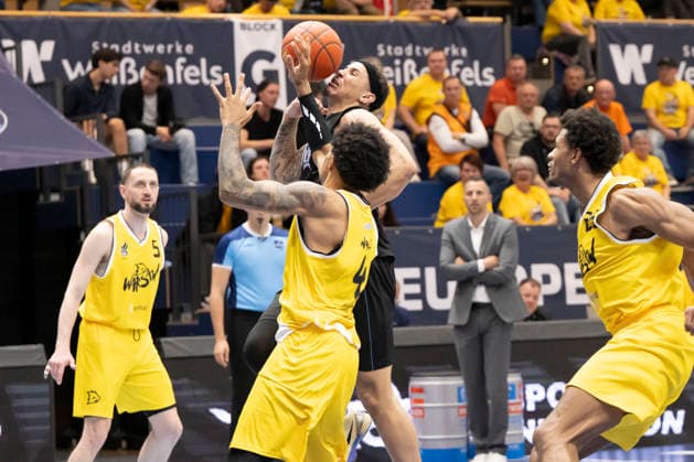 ENBL Final Four 2025 2026 Manchester Basketball vs Dziki Warszawa Final Weissenfels, Germany April 23, 2026 In the picture from left in the duel Rivaldo Soares Warsaw and Max Jones Manchester Weissenfels Stadthalle Weissenfels Saxony Anhalt Germany