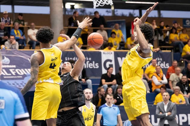 ENBL Final Four 2025 2026 Manchester Basketball vs Dziki Warszawa Final Weissenfels, Germany April 23, 2026 In the picture from left in the duel Rivaldo Soares Warsaw and Jordan Johnson Manchester Weissenfels Stadthalle Weissenfels Saxony Anhalt Germany