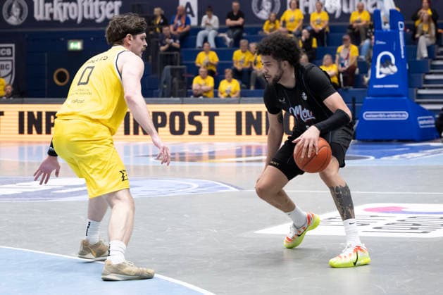 ENBL Final Four 2025 2026 Manchester Basketball vs Dziki Warszawa Final Weissenfels, Germany April 23, 2026 In the picture from left Vander Plas Warsaw and Jordan Johnson Manchester Weissenfels Stadthalle Weissenfels Sachsen Anhalt Germany