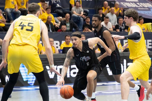 ENBL Final Four 2025 2026 Manchester Basketball vs Dziki Warszawa Final Weissenfels, Germany April 23, 2026 In the picture from left in the duel Lukasz Frackiewicz Warsaw , Max Jones Manchester and Vander Plas Warsaw Weissenfels Stadthalle Weissenfels Saxony Anhalt Germany