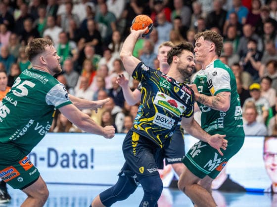 Dani Baijens Rhein Neckar Loewen, 77 in duel with Victor Kloeve Frisch Auf Goeppingen, 07 and Ludvig Jurmala Astroem Frisch Auf Goeppingen, 25 , Frisch Auf Goeppingen vs Rhein Neckar Loewen, Handball, 1 Bundesliga, Men, Season 2025 2026, 23 04 2026, Frisch Auf Goeppingen vs Rhein Neckar Loewen, Handball, 1 Bundesliga, Men, Season 2025 2026, 23 04 2026 Goeppingen Copyright: xEibner-Pressefoto MichaelxSchmidx EP_MST