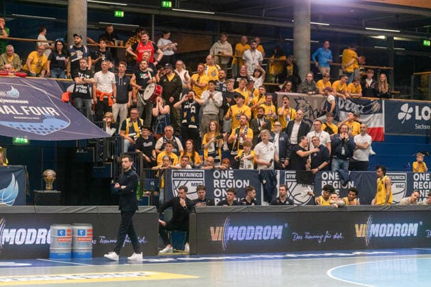 Warsaw fans in front of the Warsaw substitutes bench GER, Manchester Basketball vs Dziki Warsaw, Basketball, European North Basketball League, Final, 2025 2026 season, 23 04 2026 GER, Manchester Basketball vs Dziki Warsaw, Basketball, European North Basketball League, Final, 2025 2026 season, 23 04 2026 Weissenfels Copyright: xEibner-Pressefoto PiaxSchindlerx EP_PSR