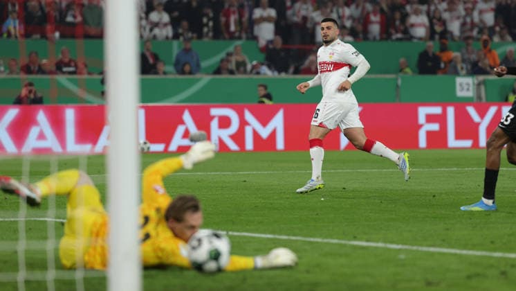 Stuttgart, Fußball DFB Pokal Halbfinale VfB Stuttgart vs. SC Freiburg , Deniz Undav (VfB) erzielt das Tor zum 1:0 *** Stuttgart, Football DFB Cup semi-final VfB Stuttgart vs SC Freiburg , Deniz Undav VfB scores the goal to make it 1-0