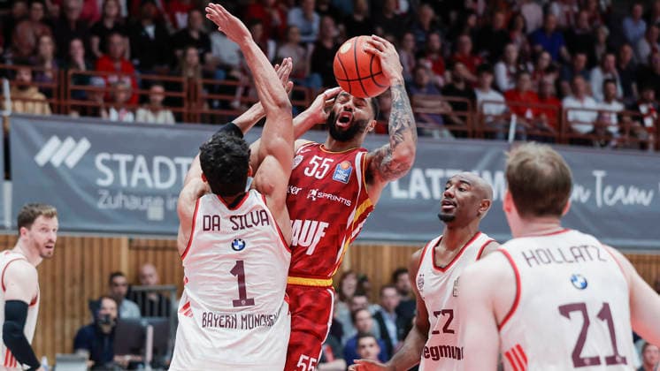 In the picture from left Oscar da Silva FC Bayern Muenchen Basketball, 1 against David Muenkat Wuerzburg Baskets, 55 on the ball 23 04 2026, Basketball, Fitness First Wuerzburg Baskets vs FC Bayern Muenchen Basketball, easyCredit BBL, 26 Matchday, Germany, 97072, tectake Arena Wuerzburg, Copyright: HMBxMedia xJulienxBecker