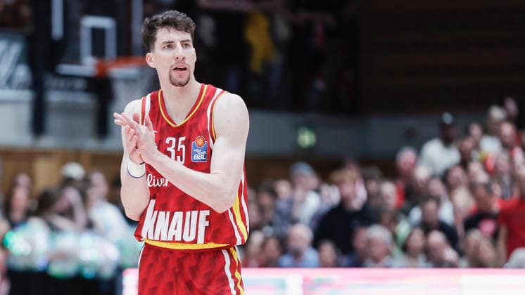 In the picture Alen Pjanic Wuerzburg Baskets, 35 with the applause 23 04 2026, Basketball, Fitness First Wuerzburg Baskets vs FC Bayern Muenchen Basketball, easyCredit BBL, 26 Matchday, Germany, 97072, tectake Arena Wuerzburg, Copyright: HMBxMedia xJulienxBecker