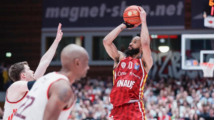 In the picture from left Andreas Obst FC Bayern Muenchen Basketball, 13 against the three-pointer of Davion Mintz Wuerzburg Baskets, 10 23 04 2026, Basketball, Fitness First Wuerzburg Baskets vs FC Bayern Muenchen Basketball, easyCredit BBL, 26 Matchday, Germany, 97072, tectake Arena Wuerzburg, Copyright: HMBxMedia xJulienxBecker
