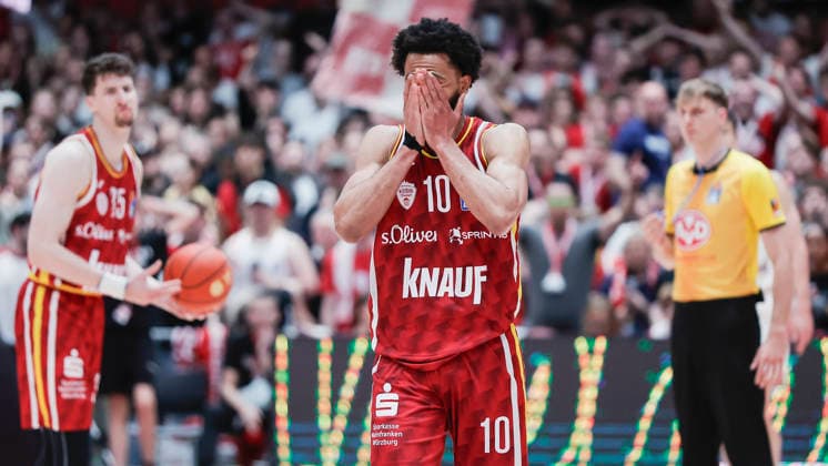In the picture disappointment after a foul whistle on Davion Mintz Wuerzburg Baskets, 10 23 04 2026, Basketball, Fitness First Wuerzburg Baskets vs FC Bayern Muenchen Basketball, easyCredit BBL, 26 Matchday, Germany, 97072, tectake Arena Wuerzburg, Copyright: HMBxMedia xJulienxBecker