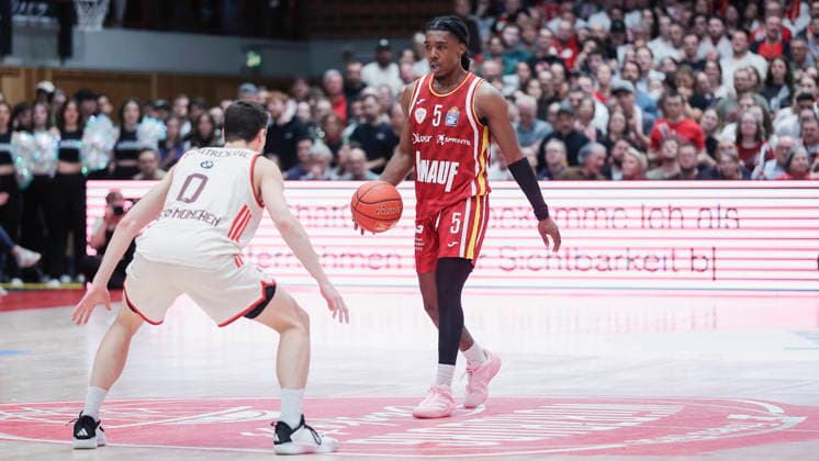 In the picture from left Nenad Dimitrijevic FC Bayern Muenchen Basketball, 0 against Marcus Carr Wuerzburg Baskets, 5 on the ball 23 04 2026, Basketball, Fitness First Wuerzburg Baskets vs FC Bayern Muenchen Basketball, easyCredit BBL, 26 Matchday, Germany, 97072, tectake Arena Wuerzburg, Copyright: HMBxMedia xJulienxBecker