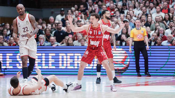 In the picture from left Mike Isiaha FC Bayern Muenchen Basketball, 22 and Vladimir Lucic FC Bayern Muenchen Basketball, 11 and astonishment after a foul whistle on Brae Ivey Wuerzburg Baskets, 11 23 04 2026, Basketball, Fitness First Wuerzburg Baskets vs FC Bayern Muenchen Basketball, easyCredit BBL, Matchday 26, Germany, 97072, tectake Arena Wuerzburg, Copyright: HMBxMedia xJulienxBecker