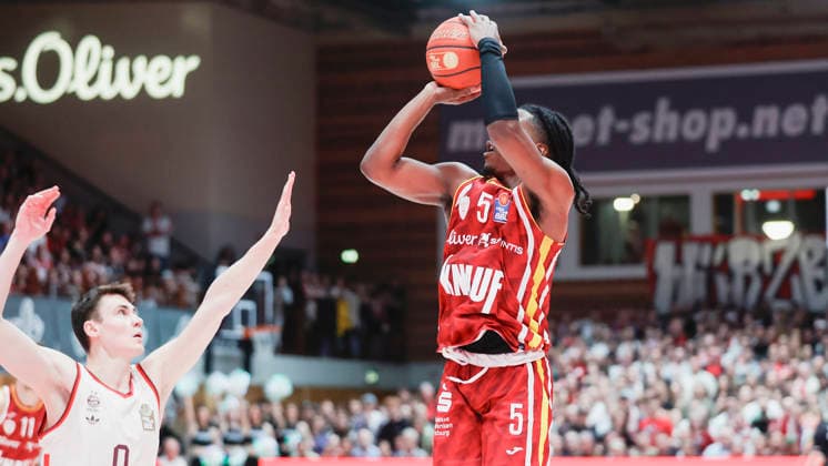 In the picture Marcus Carr Wuerzburg Baskets, 5 on the ball 23 04 2026, Basketball, Fitness First Wuerzburg Baskets vs FC Bayern Muenchen Basketball, easyCredit BBL, 26 Matchday, Germany, 97072, tectake Arena Wuerzburg, Copyright: HMBxMedia xJulienxBecker
