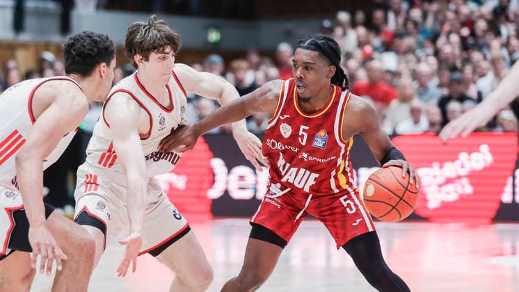 In the picture from left Oscar da Silva FC Bayern Muenchen Basketball, 1 and Justinian Jessup FC Bayern Muenchen Basketball, 10 against Marcus Carr Wuerzburg Baskets, 5 on the ball 23 04 2026, Basketball, Fitness First Wuerzburg Baskets vs FC Bayern Muenchen Basketball, easyCredit BBL, 26 Matchday, Germany, 97072, tectake Arena Wuerzburg, Copyright: HMBxMedia xJulienxBecker