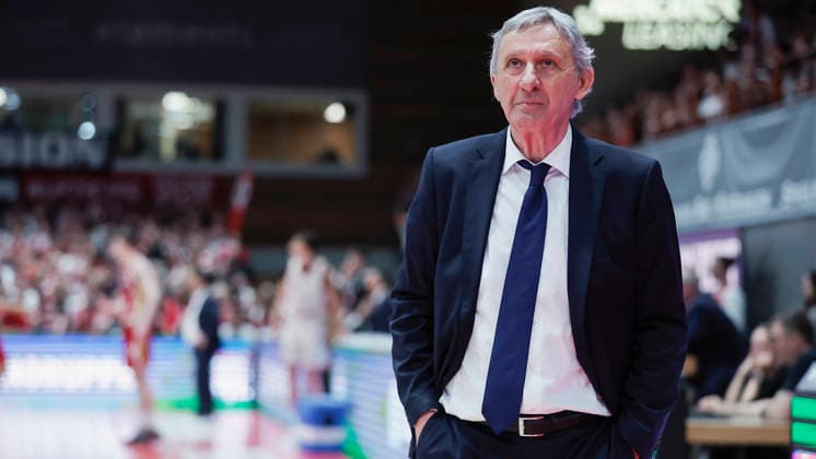 In the picture Head Coach Svetislav Pesic FC Bayern Muenchen Basketball 23 04 2026, Basketball, Fitness First Wuerzburg Baskets vs FC Bayern Muenchen Basketball, easyCredit BBL, 26 Matchday, Germany, 97072, tectake Arena Wuerzburg, Copyright: HMBxMedia xJulienxBecker