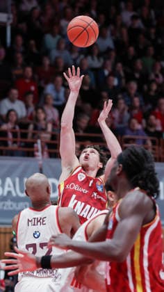 In the picture from left Mike Isiaha FC Bayern Muenchen Basketball, 22 against Brae Ivey Wuerzburg Baskets, 11 on the ball 23 04 2026, Basketball, Fitness First Wuerzburg Baskets vs FC Bayern Muenchen Basketball, easyCredit BBL, 26 Matchday, Germany, 97072, tectake Arena Wuerzburg, Copyright: HMBxMedia xJulienxBecker