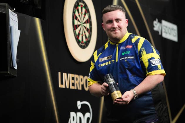 2026 BetMGM Premier League Darts, Night 12, Liverpool Luke Littler of England poses with his trophy after winning his Final match against Jonny Clayton of Wales during the 2026 BetMGM Premier League Darts, Night 12 at M & S Bank Arena, Liverpool, England on 23 April 2026 Credit: Luke Williams Every Second Media Editorial use only. All images are copyright Every Second Media Limited. No images may be reproduced without prior permission. Copyright: xIMAGO EveryxSecondxMediax ESM-1938-0037 LukexWilliamsx xEveryxSecondxMediax