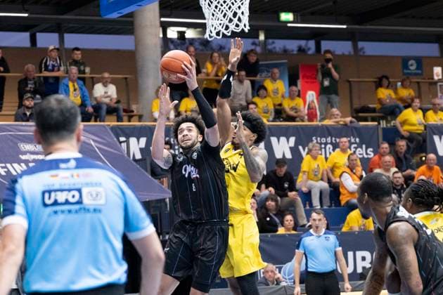 ENBL Final Four 2025 2026 Manchester Basketball vs Dziki Warszawa Final Weissenfels, Germany April 23, 2026 In the picture from left in the duel Grzegorz Kaminski Warsaw and Rivaldo Soares Warsaw Weissenfels Stadthalle Weissenfels Saxony Anhalt Germany