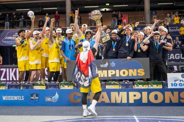 ENBL Final Four 2025 2026 Manchester Basketball vs Dziki Warszawa Final Weissenfels, Germany April 23, 2026 In the picture The team of Dziki Warsaw celebrates the victory in the ENBL Final Four Final cheer, final cheer, emotion, joy, Weissenfels Stadthalle Weissenfels Sachsen Anhalt Germany