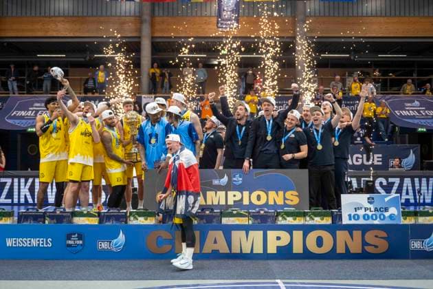 ENBL Final Four 2025 2026 Manchester Basketball vs Dziki Warszawa Final Weissenfels, Germany April 23, 2026 In the picture The team of Dziki Warsaw celebrates the victory in the ENBL Final Four Final cheer, final cheer, emotion, joy, Weissenfels Stadthalle Weissenfels Sachsen Anhalt Germany