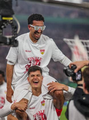 GER, Stuttgart, VfB Stuttgart vs SC Freiburg, DFB Pokal, Football, DFB, 2025 2026 season, MHP Arena, semi-final in picture VfB Stuttgart win 2 1 on goals and advance to the DFB Pokal final after beating SC Freiburg , Cheers, joy and emotions after the victory Tiago Tomas VfB Stuttgart 8 is carried by Chema Andres VfB Stuttgart 30 DFB DFL REGULATIONS PROHIBIT ANY USE OF PHOTOGRAPHS AS IMAGE SEQUENCES AND OR QUASI VIDEO, 22 04 2026 Copyright: HMBxMedia HendrikxHamelau