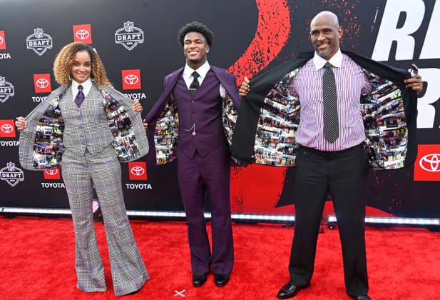 Ohio State defensive back Caleb Downs and his family pose on the red carpet before the start of the first round of the 2026 NFL, American Football Herren, USA draft at the Draft Theater, outside Acrisure Stadium in Pittsburgh, Pennsylvania, on Thursday, April 23, 2026.  PIT20260423808 ARCHIExCARPENTER