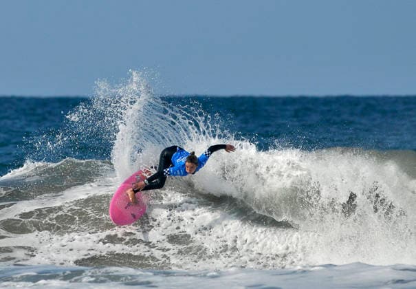 April 23, 2026, Huntington Beach, California, USA: Huntington Beach surfer RUBY STRINGFELLOW slashes a turn during the Jack s Surfboards Pro Thursday, April 23, 2026 in Huntington Beach, CA. Huntington Beach USA - ZUMAf194 20260423_zsp_f194_005 Copyright: xMichaelxFernandezx