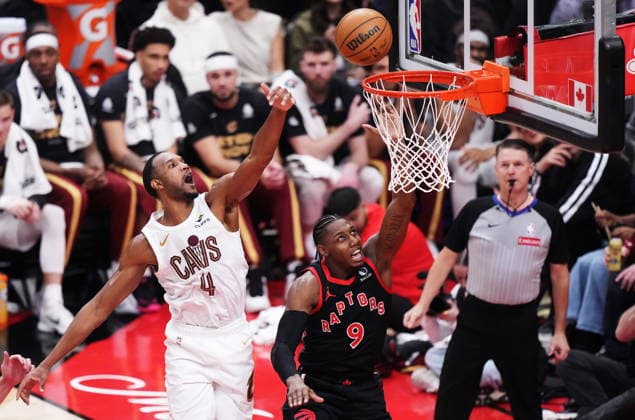 April 23, 2026, Toronto, On, Canada: Toronto Raptors RJ Barrett (9) shoots as Cleveland Cavaliers Evan Mobley (4) defends during first half NBA, Basketball Herren, USA playoff basketball action in Toronto on Thursday, April 23, 2026. Canada News - April 23, 2026  - ZUMAc35_ 20260423_zaf_c35_118 Copyright: xNathanxDenettex