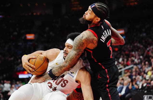 April 23, 2026, Toronto, On, Canada: Toronto Raptors Brandon Ingram (right) fouls Cleveland Cavaliers Jarrett Allen (31) during first half NBA, Basketball Herren, USA playoff basketball action in Toronto on Thursday, April 23, 2026. Canada News - April 23, 2026  - ZUMAc35_ 20260423_zaf_c35_120 Copyright: xFrankxGunnx