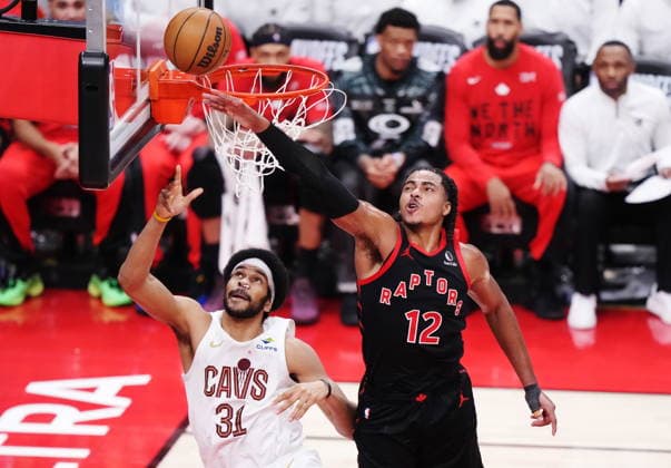 April 23, 2026, Toronto, On, Canada: Cleveland Cavaliers Jarrett Allen (31) scores as Toronto Raptors Collin Murray-Boyles (12) defends during first half NBA, Basketball Herren, USA playoff basketball action in Toronto on Thursday, April 23, 2026. Canada News - April 23, 2026  - ZUMAc35_ 20260423_zaf_c35_121 Copyright: xNathanxDenettex