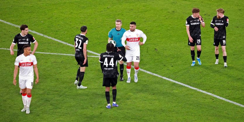 23.04.26 VfB Stuttgart - SC Freiburg Deutschland, Stuttgart, 24.04.2026, Fussball, DFB-Pokal, Saison 2025 2026, Halbfinale, VfB Stuttgart - SC Freiburg: v.l. Tobias Welz (Schiedsrichter), Deniz Undav (VfB Stuttgart). *** 23 04 26 VfB Stuttgart SC Freiburg Germany, Stuttgart, 24 04 2026, Football, DFB Pokal, Season 2025 2026, Semi-final, VfB Stuttgart SC Freiburg v l Tobias Welz Referee , Deniz Undav VfB Stuttgart