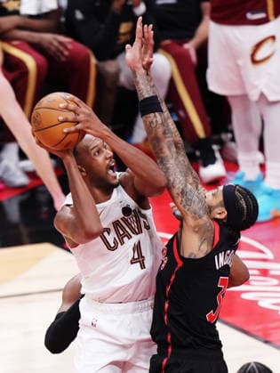 April 23, 2026, Toronto, On, Canada: Cleveland Cavaliers Evan Mobley (4) drives as Toronto Raptors Brandon Ingram (3) defends during second half NBA, Basketball Herren, USA playoff basketball action in Toronto on Thursday, April 23, 2026. Canada News - April 23, 2026  - ZUMAc35_ 20260423_zaf_c35_129 Copyright: xNathanxDenettex