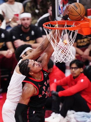 April 23, 2026, Toronto, On, Canada: Toronto Raptors Collin Murray-Boyles (12) blocks Cleveland Cavaliers Jarrett Allen (31) during second half NBA, Basketball Herren, USA playoff basketball action in Toronto on Thursday, April 23, 2026. Canada News - April 23, 2026  - ZUMAc35_ 20260423_zaf_c35_132 Copyright: xNathanxDenettex