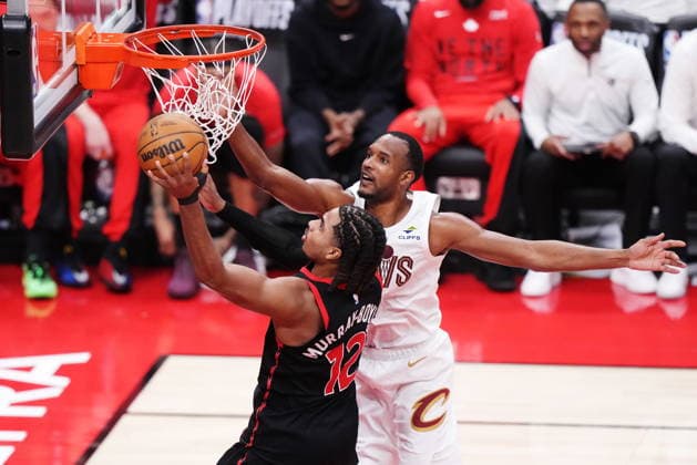 April 23, 2026, Toronto, On, Canada: Toronto Raptors Collin Murray-Boyles (12) scores past Cleveland Cavaliers Evan Mobley (4) during second half NBA, Basketball Herren, USA playoff basketball action in Toronto on Thursday, April 23, 2026. Canada News - April 23, 2026  - ZUMAc35_ 20260423_zaf_c35_133 Copyright: xNathanxDenettex