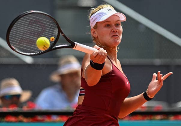 (260424) -- MADRID, April 24, 2026 -- Peyton Stearns hits a return during the women s singles round of 64 match between Aryna Sabalenka of Belarus and Peyton Stearns of the United States at the 2026 Madrid Open tennis tournament in Madrid, Spain, on April 23, 2026. ) (SP)SPAIN-MADRID-TENNIS-MADRID OPEN-WOMEN S SINGLES ChengxMin 
