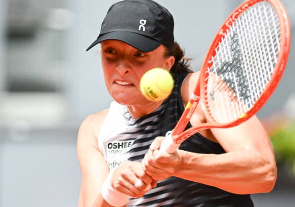 (260424) -- MADRID, April 24, 2026 -- Iga Swiatek of Poland hits a return during the women s singles round of 64 match between Iga Swiatek of Poland and Daria Snigur of Ukraine at the 2026 Madrid Open tennis tournament in Madrid, Spain, on April 23, 2026. ) (SP)SPAIN-MADRID-TENNIS-MADRID OPEN-WOMEN S SINGLES ChengxMin 