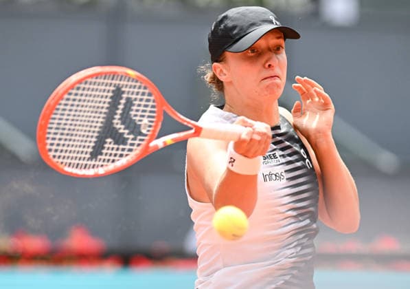 (260424) -- MADRID, April 24, 2026 -- Iga Swiatek of Poland hits a return during the women s singles round of 64 match between Iga Swiatek of Poland and Daria Snigur of Ukraine at the 2026 Madrid Open tennis tournament in Madrid, Spain, on April 23, 2026. ) (SP)SPAIN-MADRID-TENNIS-MADRID OPEN-WOMEN S SINGLES ChengxMin 